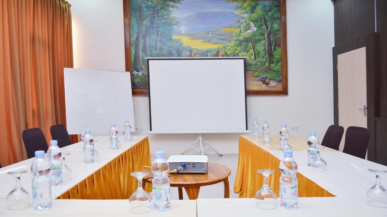 Gaia Asri Hotel Pamanukan Hilir Экстерьер фото